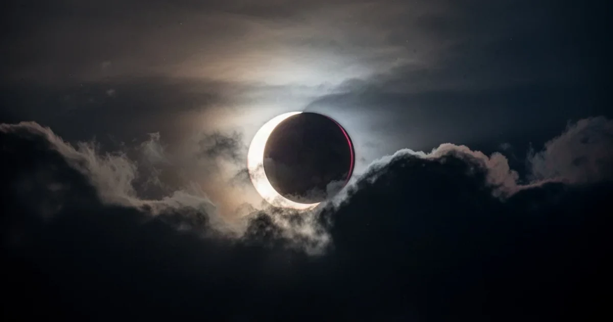Vista espectacular del cielo durante un eclipse solar parcial