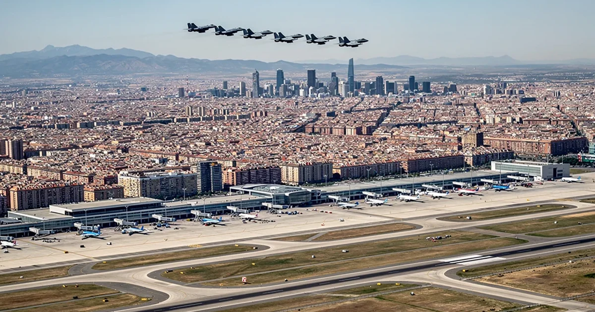 Vista aérea de Madrid con aviones militares sobrevolando el aeropuerto Barajas.