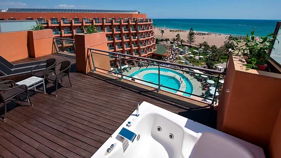 jacuzzi con vistas a la piscina