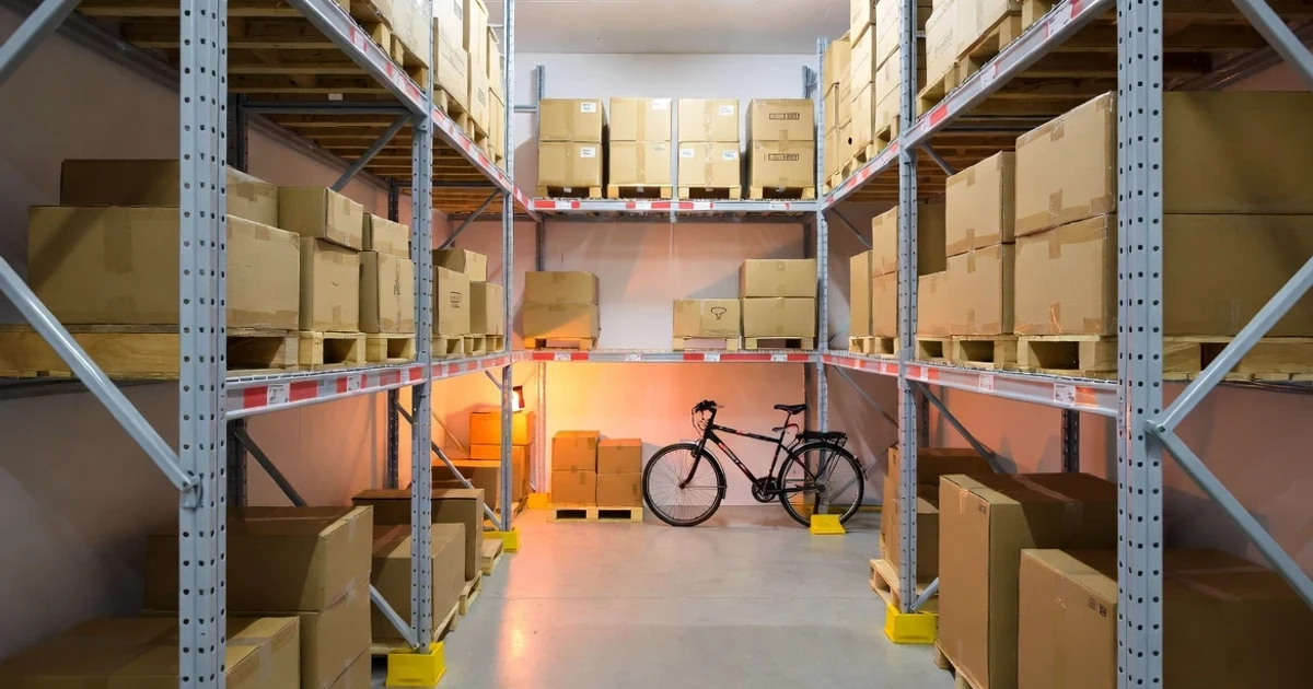 Trastero ordenado en una instalación de self-storage en Madrid