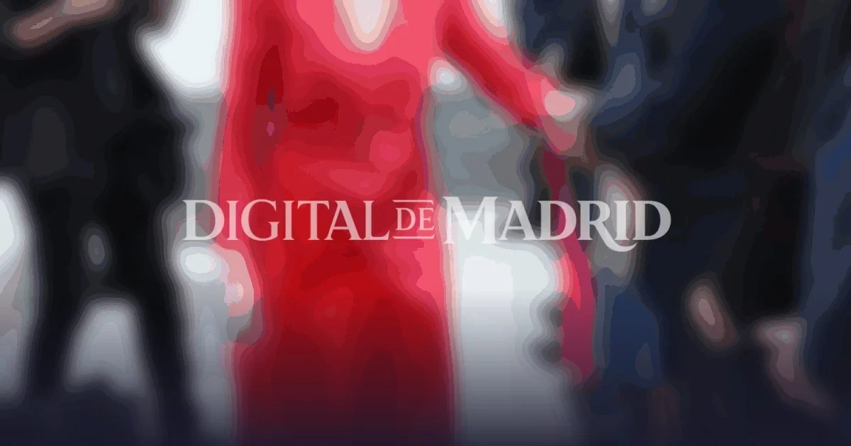 Isabel Díaz Ayuso deslumbra en el Dos de Mayo con un impactante vestido rojo