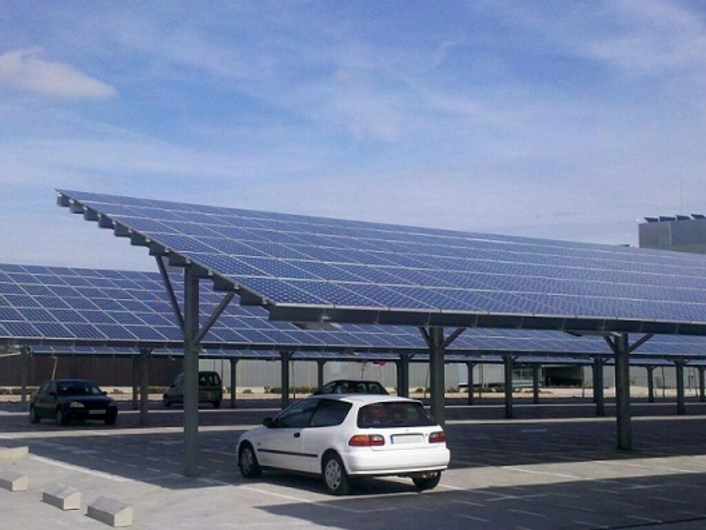 Inicio de la instalación de marquesinas solares en el aparcamiento de Aviación Española