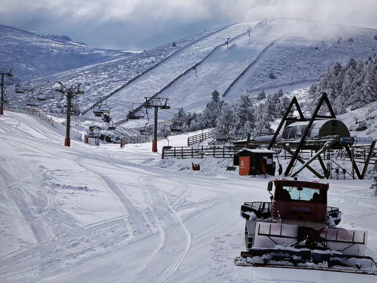 Valdesquí da la bienvenida a la temporada de esquí con nieve en polvo y pistas para todos
